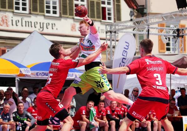 BAU 20.07.2019 Esslingen am Neckar Handball Esslinger Marktplatzturnier, BBM Bietigheim vs. Göppingen, BBM Bietigheim vs. Göppingen, v.l. Maximilian Trost (BBM), Nicolai Thailinger (Göppingen), Nikola Vlahovic (BBM)