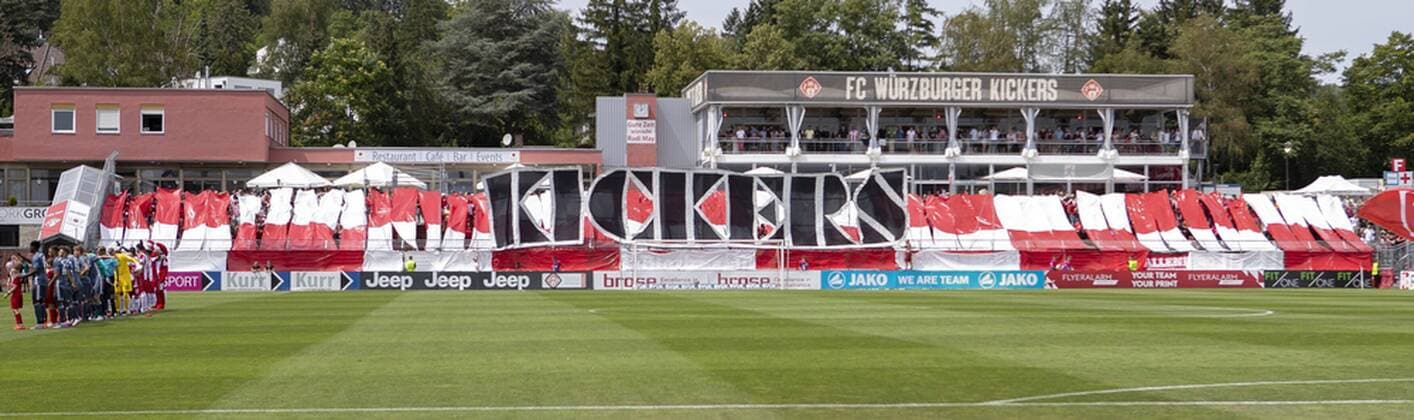 Fußball, Stadiongeschichte Würzburger Kickers Deutschland, Würzburg, Flyeralarm Arena, 20.07.2019, Fussball - 3.Liga - Wuerzburger Kickers - Bayern Muenchen II Bild: v. l. Choreo der Kickers Fans DFL DFB REGULATIONS PROHIBIT ANY USE OF PHOTOGRAPHS AS IMAGE SEQUENCES AND OR QUASI-VIDEO. Copyright: HMBxMedia xHeikoxBecker