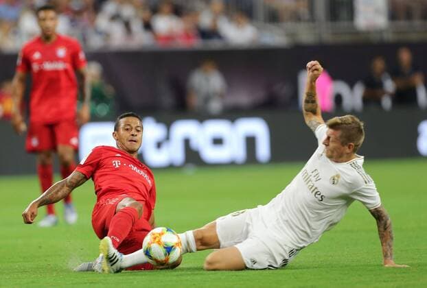 Sport Bilder des Tages Bayern Munich s Thiago Alcantara (L) vies for the ball with Toni Kross (R) of Real Madrid during their International Champions Cup match at the NRG stadium, in Houson, Texas, USA, 20 July 2019. Real Madrid vs. Bayern Munich !ACHTUNG: NUR REDAKTIONELLE NUTZUNG!  Copyright: xJorgexCamposx AME8618 20190721-636992767851842814