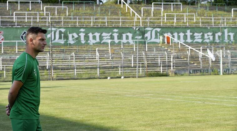 Fußball-Regionalliga Nordost 2019 2020, Trainingsauftakt bei Aufsteiger Chemie Leipzig (1. 7. 2019) Miroslav Jagatic (Trainer Chemie Leipzig) beim Trainingsauftakt von Chemie Leipzig (1.7.2019). Im Hintergrund ist der Schriftzug Leipzig-Leutzsch zu sehen. Leipzig Sachsen Deutschland Alfred-Kunze-Sportpark