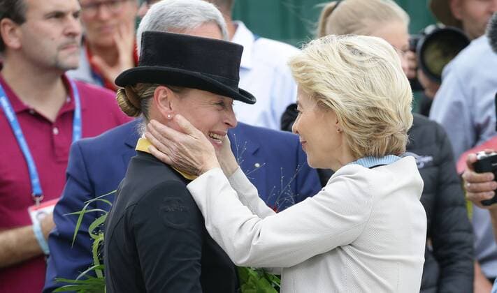 Sport Bilder des Tages Aachen , CHIO Aachen , Deutsche Bank Preis, Großer Dressurpreis von Aachen , Grand Prix Kür CDIO5* , EU Kommissionschefin Ursula von der Leyen ( rechts ) gratuliert Isabell Werth zum Sieg *** Aachen , CHIO Aachen , Deutsche Bank Prize, Grand Dressage Prize of Aachen , Grand Prix Freestyle CDIO5 , EU Commission President Ursula von der Leyen right congratulates Isabell Werth on her victory