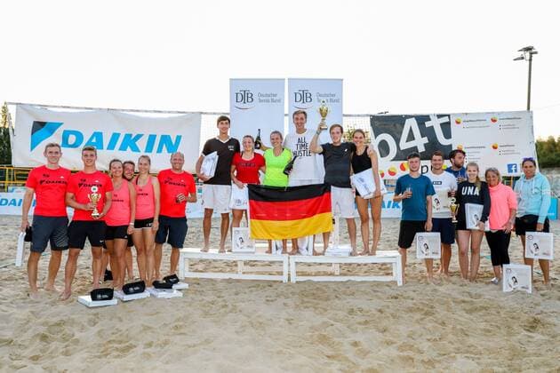 Siegerehrung: (links) 2. Platz Team Berlin Beach49 Weiß , Sieger und Deutscher Mannschaftsmeister im Beach Tennis 2019 Team Leider Geiler Berlin und 3. Platz Team Berlin Beach49 Gelb , Finale, 13. Deutsche Beach-Tennis Mannschafts-Meisterchaften 2019, DTB, Berlin, 21.07.2019,