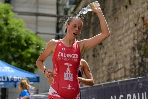 Bitburger 0,0 Triathlon Bundesliga, Tübingen, 21.07.2019 Helen Geßner (Dresdner Spitzen Triathlon Team) kühlt sich mit Wasser ab beim Triathalon Bundesliga Rennen in Tübingen am 21.07.2019, , Tübingen BW Deutschland *** Bitburger 0,0 Triathlon Bundesliga, Tübingen, 21 07 2019 Helen Geßner Dresdner Spitzen Triathlon Team cools down with water at the Triathalon Bundesliga race in Tübingen on 21 07 2019, , Tübingen BW Germany