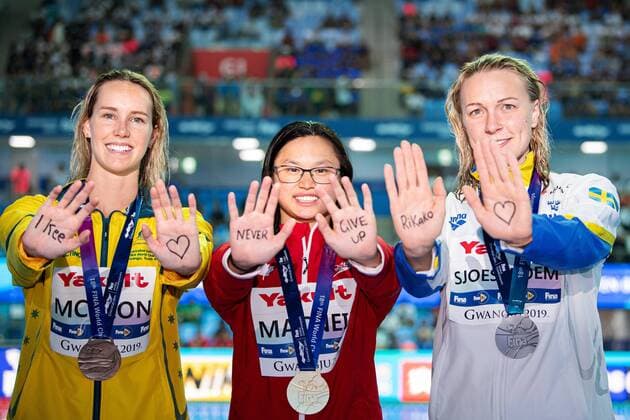Sport Themen der Woche KW30 Sport Bilder des Tages 190722 Emma McKeon of Australia (bronze), Margaret MacNeil of Canada (gold) and Sarah Sjöström of Sweden (silver) pose with a message for Japanese swimmer Rikako Ikee who is sick in leukaemia, after the final of women s 100 meter butterfly swimming during the FINA World Championships on July 22, 2019 in Gwangju. Photo: Joel Marklund BILDBYRAN kod JM 87996 BBENG FINA World Championships FINA World Championships 2019 VM sim-VM simning swimming final dam Sverige Sweden Kanada Canada Australia Australien Rikako Ikee Japan leukemia leukemi cancer *** 190722 Emma McKeon of Australia bronze , Margaret MacNeil of Canada gold and Sarah Sjöström of Sweden silver pose with a message for Japanese swimmer Rikako Ikee who is sick in leukaemia, after the final of women s 100 meter butterfly swimming during the FINA World Championships on July 22, 2019 in Gwangju Photo Joel Marklund BILDBYRAN kod JM 87996 BBENG FINA World Championships FINA World Championships 2019 VM sim VM simning swimming final dam Sverige Sweden Kanada Canada Australia Australien Rikako Ikee Japan leukemia leukemi cancer,  Copyright: JOELxMARKLUND BB190722JM080