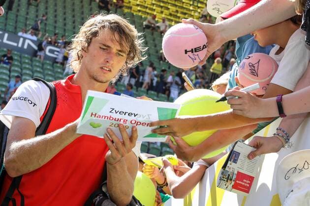 Sport Bilder des Tages Alexander Zverev (GER) gibt Autogramme nach seinem Match gegen Nicolas Jarry (CHI), Hamburg European Open 2019, ATP, Tennis Herren 500, Hamburg, 23.07.2019, *** Alexander Zverev GER signs autographs after his match against Nicolas Jarry CHI , Hamburg European Open 2019, ATP 500, Hamburg, 23 07 2019,
