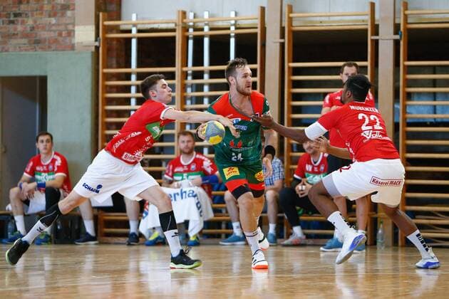 23.07.2019, xtgx, Handball Testspiel, SC Magdeburg - TV Huettenberg emspor, v.l. Simon Belter (TVH), Christian O Sullivan (Magdeburg, 24), Mubenzem Dieudonne (TVH) Zweikampf, Duell, Kampf, tackle Schoenebeck