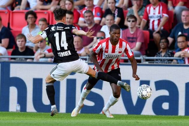 Eindhoven, Netherlands, 24.07.2019, UEFA Champions League, Zweite Qualifikationsrunde, PSV Eindhoven - FC Basel , Valentin Stocker (Basel) und Denzel Dumfries (PSV) im zweikampf, battle for the ball ( Defodi-01001216525