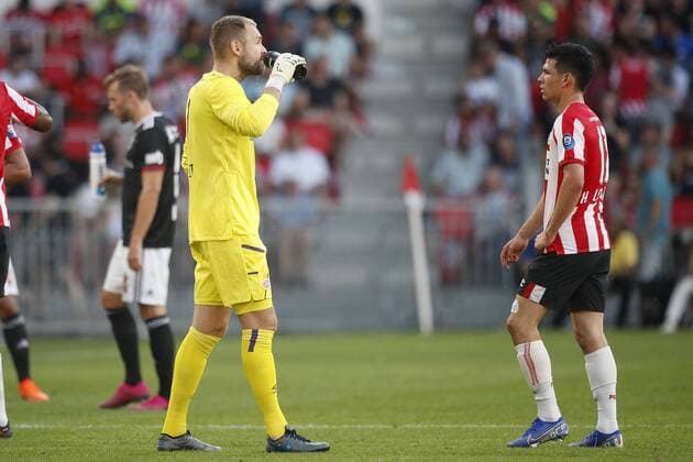 EINDHOVEN, PSV - FC Basel, 23-07-2018, football, season 2019-2020, qualification for Champions League, Philips Stadium, PSV goalkeeper Jeroen Zoet and PSV player Hirving Lozano PSV - Basel  x3962866x Copyright: