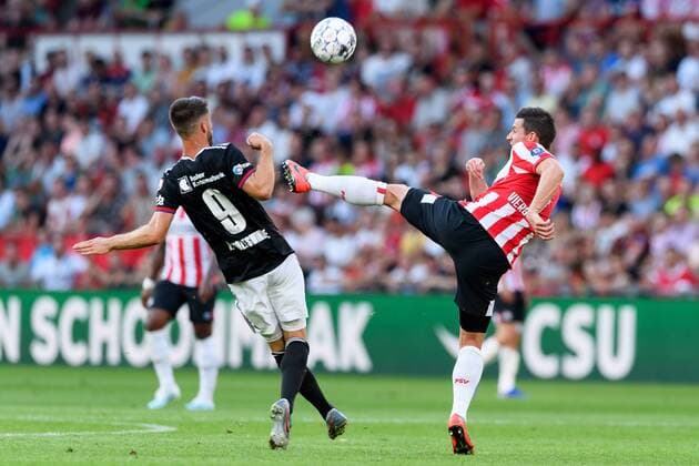 Sport Bilder des Tages Eindhoven, Netherlands, 24.07.2019, UEFA Champions League, Zweite Qualifikationsrunde, PSV Eindhoven - FC Basel , Ricky van Wolfswinkel (Basel) und Nick Viergever (PSV) im zweikampf, battle for the ball ( Defodi-01001216538