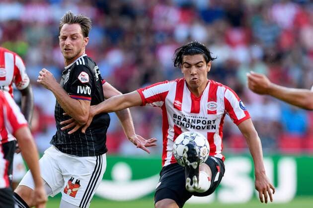 Eindhoven, Netherlands, 24.07.2019, UEFA Champions League, Zweite Qualifikationsrunde, PSV Eindhoven - FC Basel , Ricky van Wolfswinkel (Basel) und Erick Gutierrez (PSV) im zweikampf, battle for the ball ( Defodi-01001216540