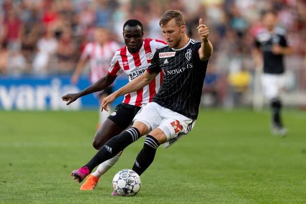 Eindhoven, Netherlands, 24.07.2019, UEFA Champions League, Zweite Qualifikationsrunde, PSV Eindhoven - FC Basel , Bruma (PSV) und Silvan Widmer (Basel) im Zweikampf ( Defodi-01061003748