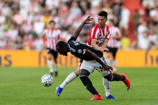 Eindhoven, Netherlands, 24.07.2019, UEFA Champions League, Zweite Qualifikationsrunde, PSV Eindhoven - FC Basel , Eder Balanta (Basel) und Hirving Lozano (PSV) im Zweikampf ( Defodi-01061003754