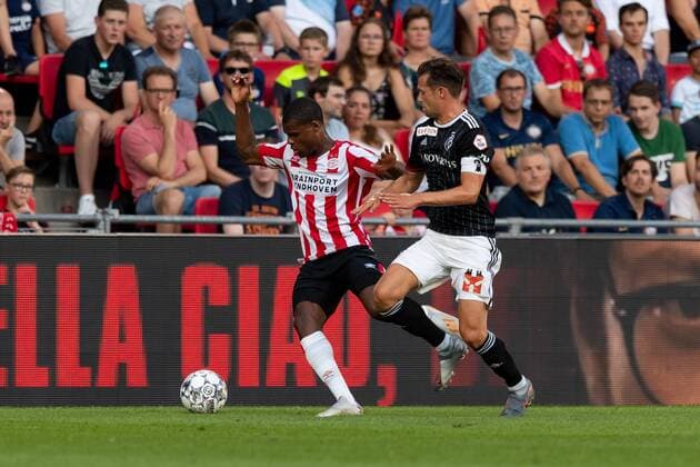 Eindhoven, Netherlands, 24.07.2019, UEFA Champions League, Zweite Qualifikationsrunde, PSV Eindhoven - FC Basel , Valentin Stocker (Basel) und Denzel Dumfries (PSV) im Zweikampf ( Defodi-01061003757