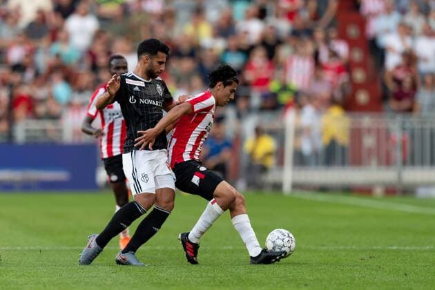 Eindhoven, Netherlands, 24.07.2019, UEFA Champions League, Zweite Qualifikationsrunde, PSV Eindhoven - FC Basel , Eray Coemert (Basel) und Erick Gutierrez (PSV) im Zweikampf ( Defodi-01061003758