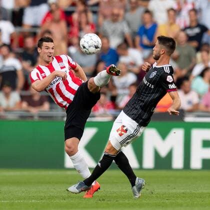 Eindhoven, Netherlands, 24.07.2019, UEFA Champions League, Zweite Qualifikationsrunde, PSV Eindhoven - FC Basel , Nick Viergever (PSV) und Ricky van Wolfswinkel (Basel) im Zweikampf ( Defodi-01061003764