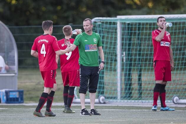 SC Dortelweil - FC Bayern Alzenau, Hessenpokal Trainer Markus Beierle (Dortelweil, ) klatscht mit Christian Wiemann (Dortelweil, 4) ab., Bad Vilbel Hessen Deutschland Sportanlage SC Dortelweil *** SC Dortelweil FC Bayern Alzenau, Hessenpokal coach Markus Beierle Dortelweil, slaps with Christian Wiemann Dortelweil, 4 off, Bad Vilbel Hessen Germany Sports facility SC Dortelweil