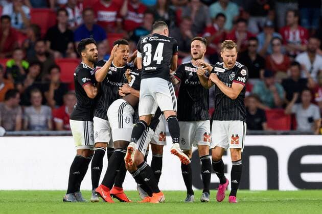 Eindhoven, Netherlands, 24.07.2019, UEFA Champions League, Zweite Qualifikationsrunde, PSV Eindhoven - FC Basel , Omar Alderete (Basel) Torjubel, jubelt mit seiner Mannschaft nach treffer zum 1:2, celebrates after scoring his team s second goal with team mates ( Defodi-01001216554