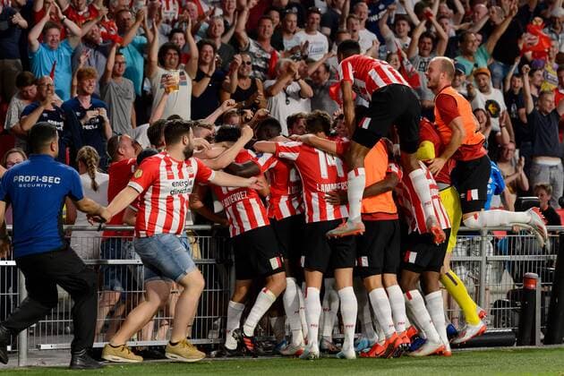 Eindhoven, Netherlands, 24.07.2019, UEFA Champions League, Zweite Qualifikationsrunde, PSV Eindhoven - FC Basel , Donyell Malen (PSV) Torjubel, jubelt mit seiner Mannschaft nach treffer zum 3:2, celebrates after scoring his team s third goal with team mates ( Defodi-01001216568