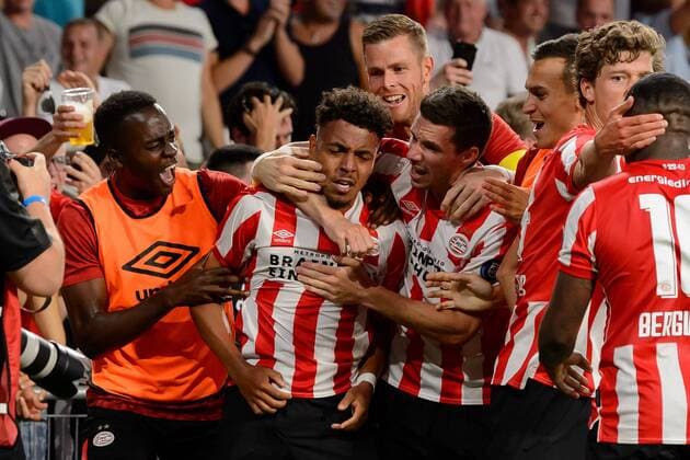 Eindhoven, Netherlands, 24.07.2019, UEFA Champions League, Zweite Qualifikationsrunde, PSV Eindhoven - FC Basel , Donyell Malen (PSV) Torjubel, jubelt mit seiner Mannschaft nach treffer zum 3:2, celebrates after scoring his team s third goal with team mates ( Defodi-01001216571