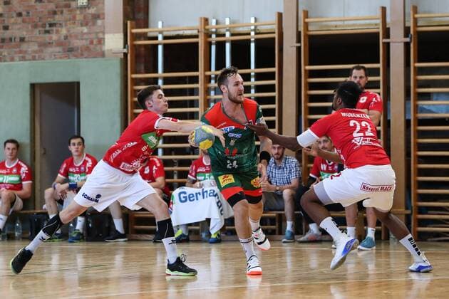 Christian O Sullivan (SC Magdeburg) gegen Dieudonne Mubenzem (TV Hüttenberg) - Handball Testspiel Sommervorbereitung Saison 2019-2020 Punktspiel SC Magdeburg vs. TV Hüttenberg in der Franz Vollbring Halle in Schönebeck - Aktion,Deutschland, Handball, Mann, Maenner,23.07.2019