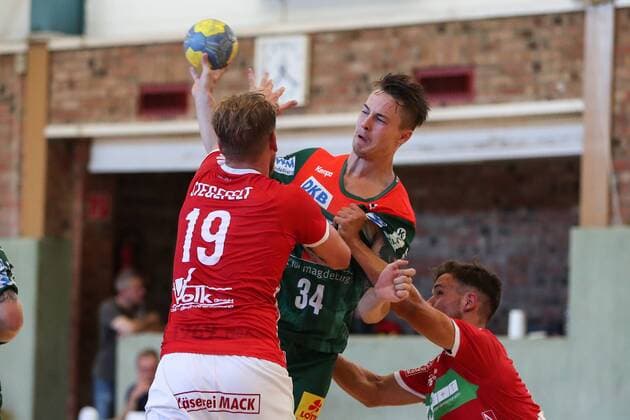 Michael Damgaard (SC Magdeburg) gegen Markus Stegefelt (TV Hüttenberg) - Handball Testspiel Sommervorbereitung Saison 2019-2020 Punktspiel SC Magdeburg vs. TV Hüttenberg in der Franz Vollbring Halle in Schönebeck - Aktion,Deutschland, Handball, Mann, Maenner,23.07.2019