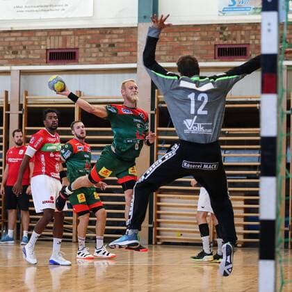 Matthias Musche (SC Magdeburg) gegen Torwart Dominik Plaue (TV Hüttenberg) - Handball Testspiel Sommervorbereitung Saison 2019-2020 Punktspiel SC Magdeburg vs. TV Hüttenberg in der Franz Vollbring Halle in Schönebeck - Aktion,Deutschland, Handball, Mann, Maenner,23.07.2019