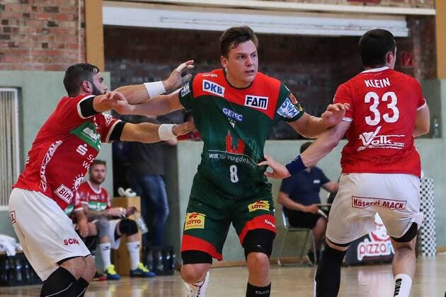 Christoph Steinert (SC Magdeburg) gegen Johannes Klein (TV Hüttenberg) - Handball Testspiel Sommervorbereitung Saison 2019-2020 Punktspiel SC Magdeburg vs. TV Hüttenberg in der Franz Vollbring Halle in Schönebeck - Aktion,Deutschland, Handball, Mann, Maenner,23.07.2019