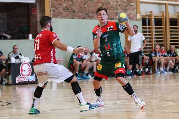 Christoph Steinert (SC Magdeburg) gegen Björn Zintel (TV Hüttenberg) - Handball Testspiel Sommervorbereitung Saison 2019-2020 Punktspiel SC Magdeburg vs. TV Hüttenberg in der Franz Vollbring Halle in Schönebeck - Aktion,Deutschland, Handball, Mann, Maenner,23.07.2019