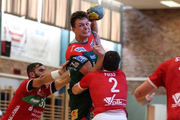 Christoph Steinert (SC Magdeburg) gegen Merlin Fuß (TV Hüttenberg) - Handball Testspiel Sommervorbereitung Saison 2019-2020 Punktspiel SC Magdeburg vs. TV Hüttenberg in der Franz Vollbring Halle in Schönebeck - Aktion,Deutschland, Handball, Mann, Maenner,23.07.2019