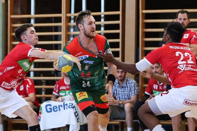 Christian O Sullivan (SC Magdeburg) gegen Dieudonne Mubenzem (TV Hüttenberg) - Handball Testspiel Sommervorbereitung Saison 2019-2020 Punktspiel SC Magdeburg vs. TV Hüttenberg in der Franz Vollbring Halle in Schönebeck - Aktion,Deutschland, Handball, Mann, Maenner,23.07.2019