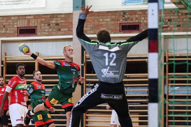 Matthias Musche (SC Magdeburg) gegen Torwart Dominik Plaue (TV Hüttenberg) - Handball Testspiel Sommervorbereitung Saison 2019-2020 Punktspiel SC Magdeburg vs. TV Hüttenberg in der Franz Vollbring Halle in Schönebeck - Aktion,Deutschland, Handball, Mann, Maenner,23.07.2019