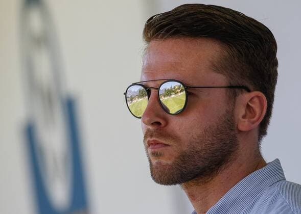 Timon Pauls (Chefscout FC Augsburg); in seiner Brille spiegelt sich der Trainingsplatz; FC Augsburg, Trainingslager Bad Häring, Tag 4, 21.07.-28.07.2019;