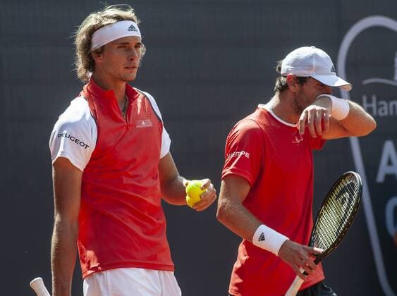 Hamburg European Open 2018 24.07.2019, Hamburg Rothenbaum, Club an der Alster, Hamburg European OPEN, Tennisturnier, im Bild: Daumen hoch! Alexander Zverev GER Mischa Zverev GER *** Hamburg European Open 2018 24 07 2019, Hamburg Rothenbaum, Club an der Alster, Hamburg European OPEN, tennis tournament, in picture thumbs up Alexander Zverev GER Mischa Zverev GER 