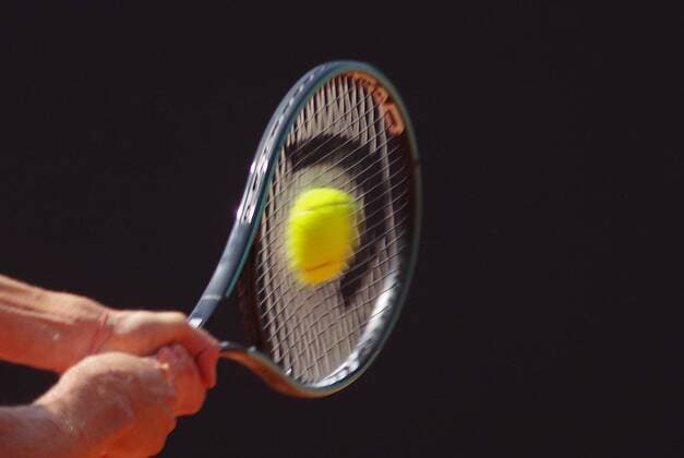 Tennis, Hamburg European Open, Feature: Der Ball wird nahezu zerdrückt, wenn er auf den gespannten Schläger trifft.