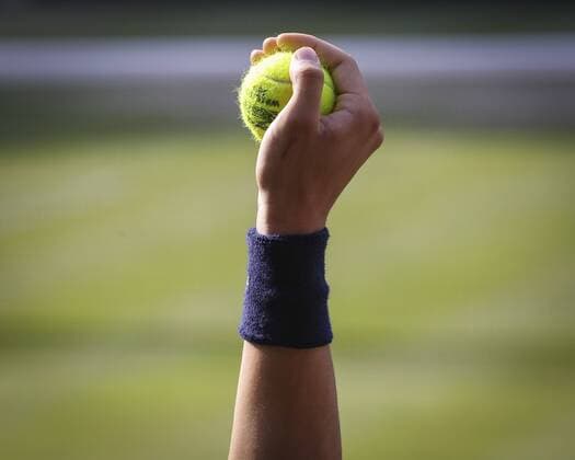 Wimbledon Feature , gestreckter Arm eines Balljungen der einen Ball in der Hand haelt, Nahaufnahme,Detail Copyright: xJuergenxHasenkopfx