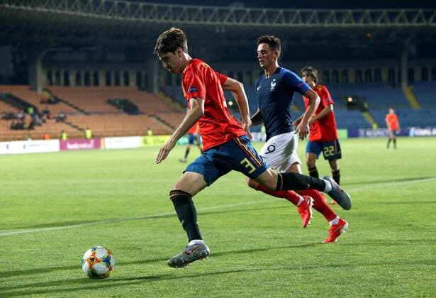 Spain s Juan Miranda (L) vies for the ball against France s Alexis Flips (R) during the European Championship, EM, Europameisterschaft under19 semifinal match between Spain and France at Vazgen Sargsyan stadium, in Erevan, Armenia, 24 July 2019. European Championship under19: Spain - France !ACHTUNG: NUR REDAKTIONELLE NUTZUNG!  Copyright: xVahramxBaghdasaryanx GRAF8560 20190724-636995974024482455