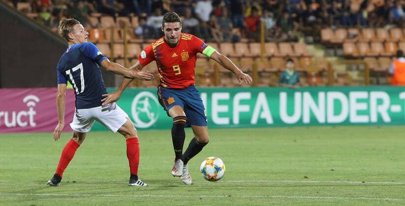 Spain s Abel Ruiz (R) vies for the ball against France s Mathis Picouleau (L) during the European Championship, EM, Europameisterschaft under19 semifinal match between Spain and France at Vazgen Sargsyan stadium, in Erevan, Armenia, 24 July 2019. European Championship under19: Spain - France !ACHTUNG: NUR REDAKTIONELLE NUTZUNG!  Copyright: xVahramxBaghdasaryanx GRAF8561 20190724-636995974769764431