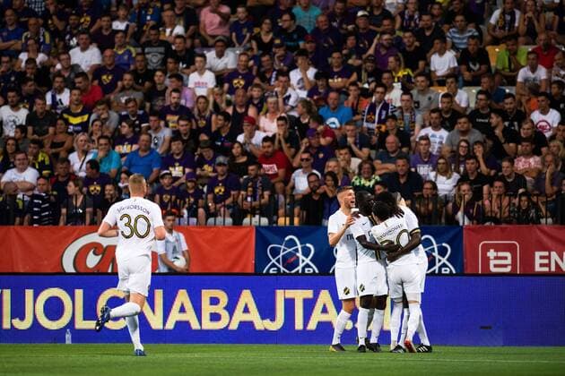 190724 Henok Goitom of AIK celebrate with team mates after he scored 1-1 during the UEFA Champions League qualifying match between Maribor and AIK on July 24, 2019 in Maribor. Photo: Martin Metelko BILDBYRAN Cop 277 bbeng fotball fotboll football kval till champions league soccer champions league qualification aik maribor jubel Copyright: MARTINxMETELKO BB190724BB297