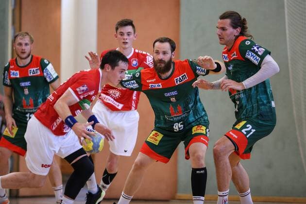 Moritz Preuss (Mi.) und Erik Schmidt (SC Magdeburg) - Handball Testspiel Sommervorbereitung Saison 2019-2020 Punktspiel SC Magdeburg vs. TV Hüttenberg in der Franz Vollbring Halle in Schönebeck - Aktion,Deutschland, Handball, Mann, Maenner,23.07.2019