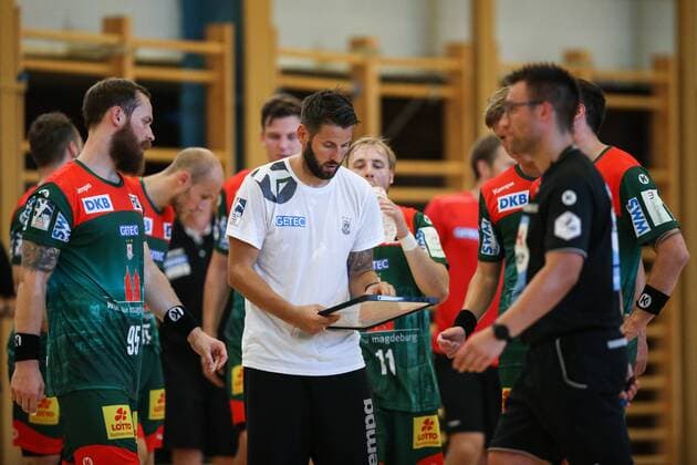 Trainer Bennet Wiegert erklärt seinem Team die Taktik, hier Moritz Preuss (SC Magdeburg) - Handball Testspiel Sommervorbereitung Saison 2019-2020 Punktspiel SC Magdeburg vs. TV Hüttenberg in der Franz Vollbring Halle in Schönebeck - Deutschland, Handball, Mann, Maenner,23.07.2019