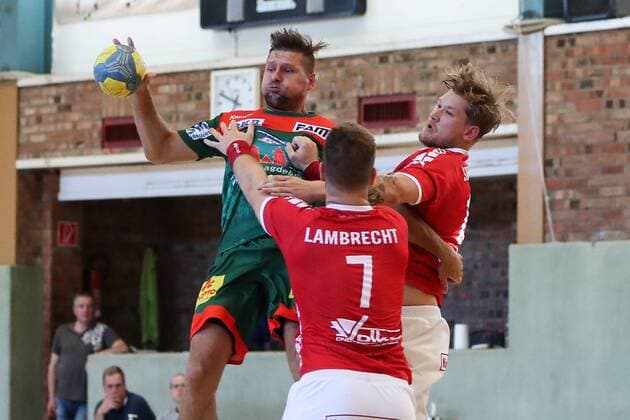 Marko Bezjak (SC Magdeburg) gegen Moritz Lambrecht (TV Hüttenberg) - Handball Testspiel Sommervorbereitung Saison 2019-2020 Punktspiel SC Magdeburg vs. TV Hüttenberg in der Franz Vollbring Halle in Schönebeck - Aktion,Deutschland, Handball, Mann, Maenner,23.07.2019