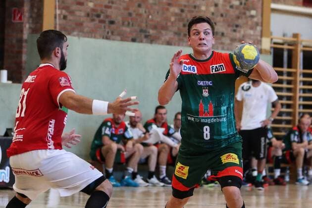Christoph Steinert (SC Magdeburg) gegen Björn Zintel (TV Hüttenberg) - Handball Testspiel Sommervorbereitung Saison 2019-2020 Punktspiel SC Magdeburg vs. TV Hüttenberg in der Franz Vollbring Halle in Schönebeck - Aktion,Deutschland, Handball, Mann, Maenner,23.07.2019