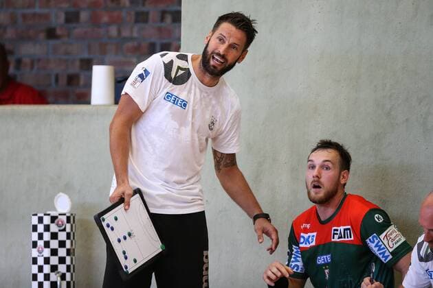 Trainer Bennet Wiegert mit Christian O Sullivan (SC Magdeburg) - Handball Testspiel Sommervorbereitung Saison 2019-2020 Punktspiel SC Magdeburg vs. TV Hüttenberg in der Franz Vollbring Halle in Schönebeck - Deutschland, Handball, Mann, Maenner,23.07.2019
