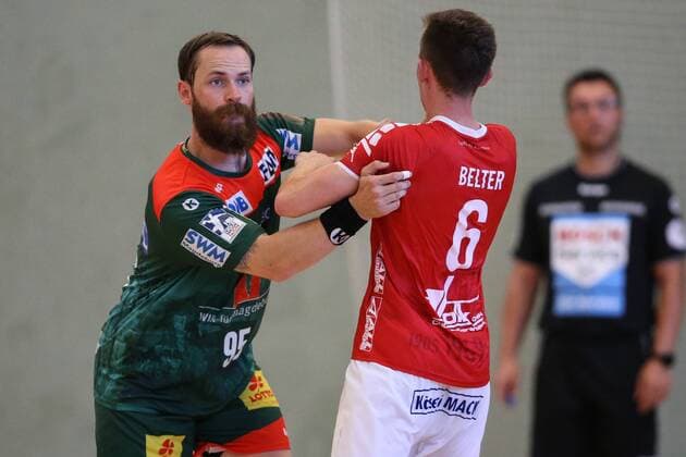 Moritz Preuss (SC Magdeburg) gegen Simon Belter (TV Hüttenberg) - Handball Testspiel Sommervorbereitung Saison 2019-2020 Punktspiel SC Magdeburg vs. TV Hüttenberg in der Franz Vollbring Halle in Schönebeck - Aktion,Deutschland, Handball, Mann, Maenner,23.07.2019