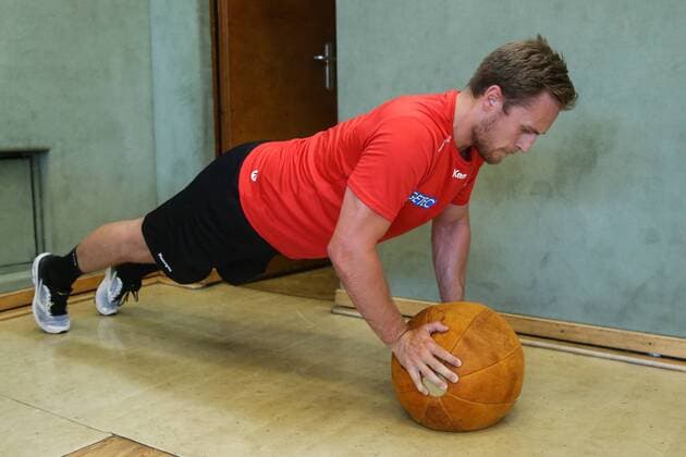 Aufbautraining mit Medezinball - Albin Lagergren (SC Magdeburg) - Handball Testspiel Sommervorbereitung Saison 2019-2020 Punktspiel SC Magdeburg vs. TV Hüttenberg in der Franz Vollbring Halle in Schönebeck - Deutschland, Handball, Mann, Maenner,23.07.2019