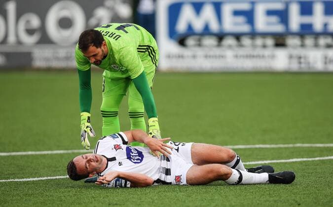 UEFA Champions League Second Qualifying Round First Leg, Oriel Park, Co. Louth 24 7 2019 Dundalk vs Qarabag Dundalk s Robbie Benson down injured as Vagner of Qarabag checks on him Robbie Benson down injured as Vagner checks on him 24 7 2019  Copyright: x©INPHO RyanxByrnex RB3_5171