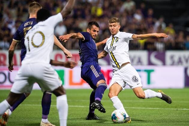 190724 Anton Saletros of AIK attempts to shoot during the UEFA Champions League qualifying match between Maribor and AIK on July 24, 2019 in Maribor. Photo: Martin Metelko BILDBYRAN Cop 277 bbeng fotball fotboll football kval till champions league soccer champions league qualification aik maribor Copyright: MARTINxMETELKO BB190724BB370