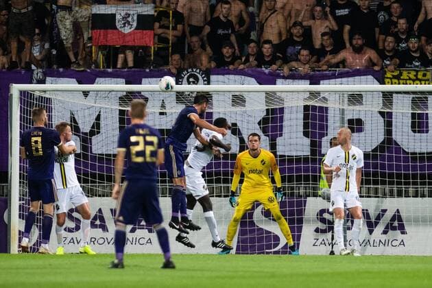 190724 Players compete for the ball in front of goalkeeper Oscar Linner of AIK during the UEFA Champions League qualifying match between Maribor and AIK on July 24, 2019 in Maribor. Photo: Martin Metelko BILDBYRAN Cop 277 bbeng fotball fotboll football kval till champions league soccer champions league qualification aik maribor Copyright: MARTINxMETELKO BB190724BB384