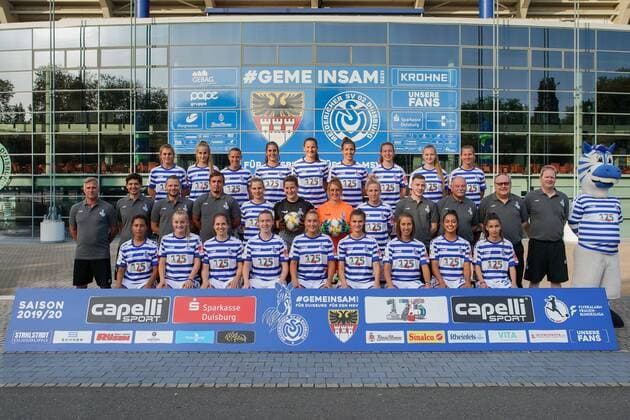 Mannschaftsfoto MSV Duisburg Frauen oben v.l.n.r. Antonia-Johanna Halverkamps, Laura Radke, Isabel Hochstein, Kristina Maksuti, Lucia Harsanyova, Lisa-Marie Makas, Jacqueline Broux, Naomi Gottschling, Meret Günster, mitte v-l-n-r- Trainer Thomas Gerstner, Co-Trainer Robert Augustin, Physiotherapeut Arthur Jarzombek, Torwarttrainer Marc Ernzer, Pia-Sophia Rybacki, Carolin-Sophie Härling, Meike Kämper, Julia Debitzki, Physiotherapeut Timo Scheel, Teamarzt Dr. Claus Petsch, Teamarzt Dr. Lothar Ellinghaus, Zeugwart Christian Mittelbach, Maskottchen Ennatz, unten v.l.n.r. Vanessa Fürst, Emma Hilbrands, Alina Angerer, Claire O Riordan, Nina Lange, Geldona Morina, Yvonne Zielinski, Hailai Arghandiwal, Narjiss Ahamad, Fussball - Flyeralarm Frauen Bundesliga - Saison 2019 2020 - Fototermin MSV Duisburg, Duisburg, Schauinsland Reisen Arena, 24.07.2019, DFB regulations prohibit any use of photographs as image sequences and or quasi-video Duisburg Schauinsland Reisen Arena Nordrhein-Westfalen Deutschland