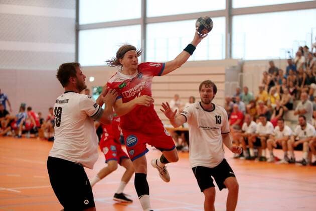 Handball Auswahl Esslingen - TBV Lemgo Deutschland, Esslingen, 24.07.2019, Handball Auswahl Esslingen - TBV Lemgo: v.l. Fabian Sokele (Handball Auswahl Esslingen), Andreas Cederholm (TBV Lemgo).